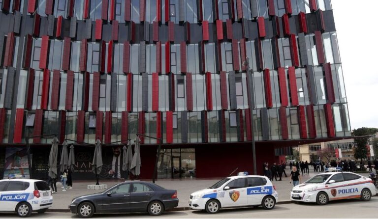Pajisje antidronë e kontrolle të imtësishme, masat e Policisë së Shtetit për ndeshjen Shqipëri – Serbi. Ja rrugët që bllokohen