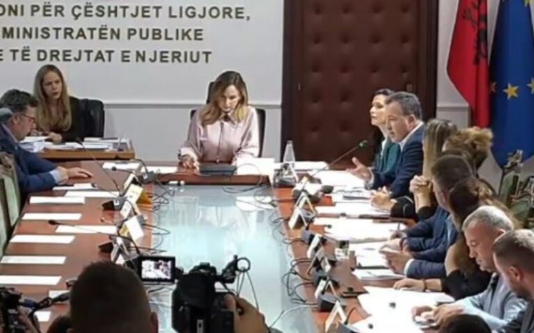 Niko Peleshi përplaset me Jorida Tabakun në Komisionin e Integrimit