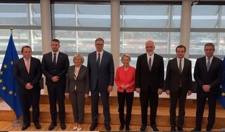 Von Der Leyen i bashkon në Bruksel. Kurti: Hiqni masat; Vuçiç kërkon mbrojtje për serbët në veri