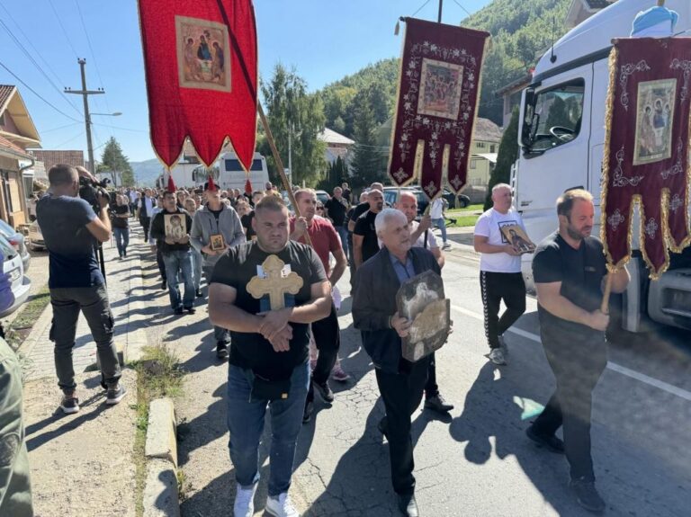 Serbët në Zubin Potok dalin dhe protestojnë kundër shkatërrimit të monumenteve fetare