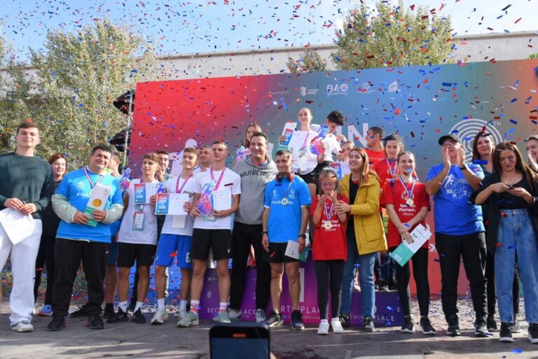 “Fun Run” mbledh bashkë 2000 nxënës të shkollave 9-vjeçare dhe të mesme, Veliaj ndan çmimet e para: “Mirëpresim nesër 4000 vrapues nga e gjithë bota”