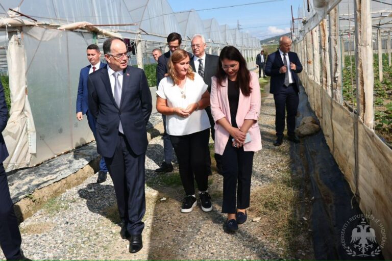 Presidenti Begaj me gra sipërmarrëse në Myzeqe: Me rëndësi zhvillimi i skemave mbështetëse në bujqësi