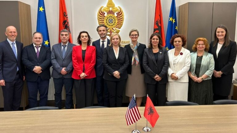 E deleguara e Amerikës shkon në Gjykatën Kushtetuese, diskutime për transparencën e institucionit