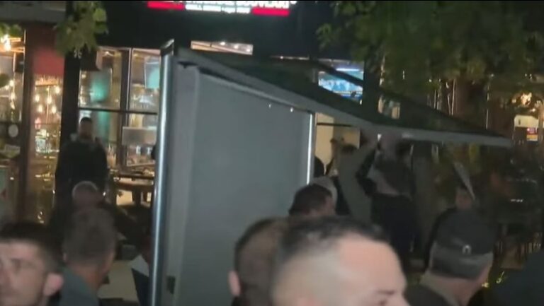 Vijon mosbindja civile, protestuesit thyejnë xhamat e disa reklamave në trotuare
