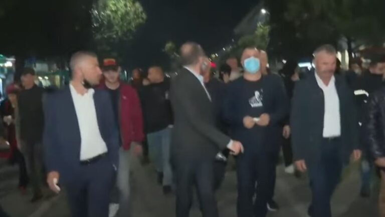 Bardhi dhe Noka udhëheqin protestuesit e mbetur për tek selia blu, vijon thyerja e xhamave të reklamave