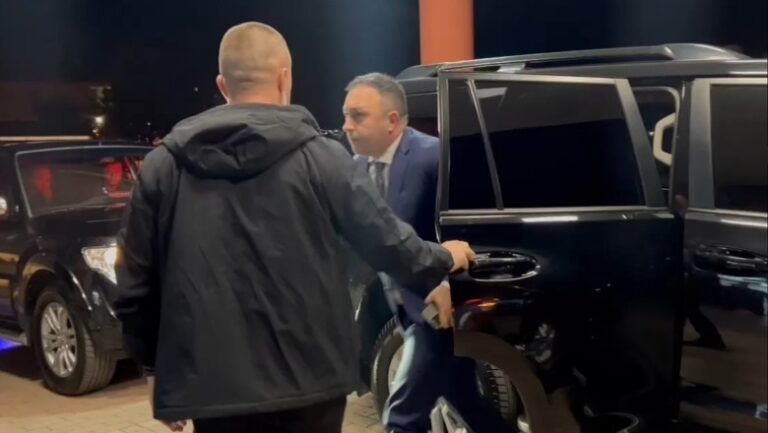 Ministri Hoxha dhe kryepolici Proda vizitojnë efektivët në spital, 2 protestues të shoqëruar