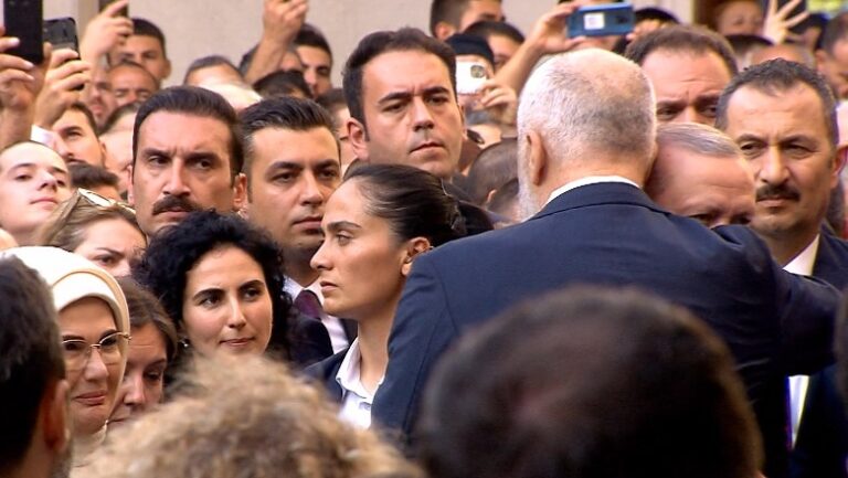 Përqafim vëllazëror tek Xhamia e Namazgjasë, Rama: Ka qenë për mua çështje nderi. Erdogan: Më e madhja në Ballkan