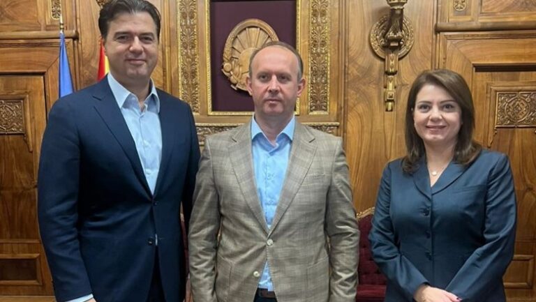 Basha pritet nga kryeparlamentari i Maqedonisë së Veriut: Respektimi i të drejtave të shqiptarëve rruga e sigurtë e përparimit europian