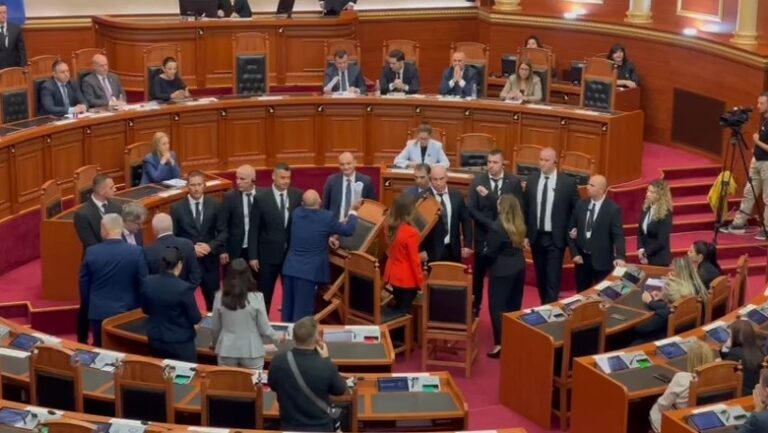 PS ndëshkon deputetët Hoti dhe Doda, i përjashton nga Kuvendi