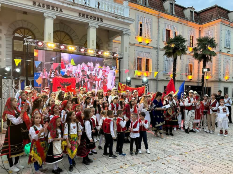 “Lojëra Popullore Fest” në Shkodër, promovim i traditave brez pas brezi