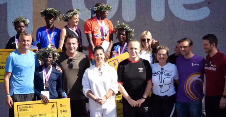Kryebashkiaku Veliaj i dorëzon medaljen e vendit të parë Luiza Gegës