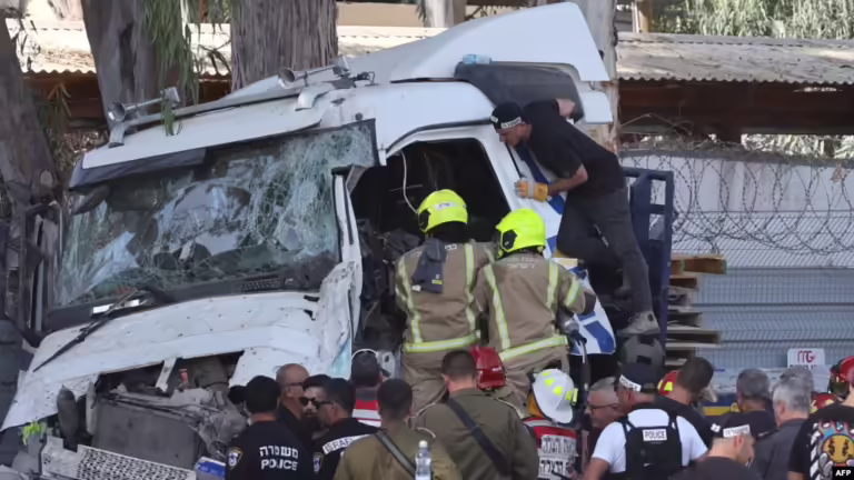 Dhjetëra të lënduar pas përplasjes së një kamioni në një stacion autobusi në Tel Aviv