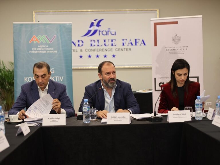 Mazniku prezanton dy nismat: Bashkitë me rol më aktiv, diskutime me përfaqësues të kabinetit qeveritar