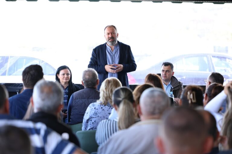 Mazniku me deputeten Tahiraj dhe kryebashkiakun Llatja takim në njësinë Gjergjan të Elbasanit