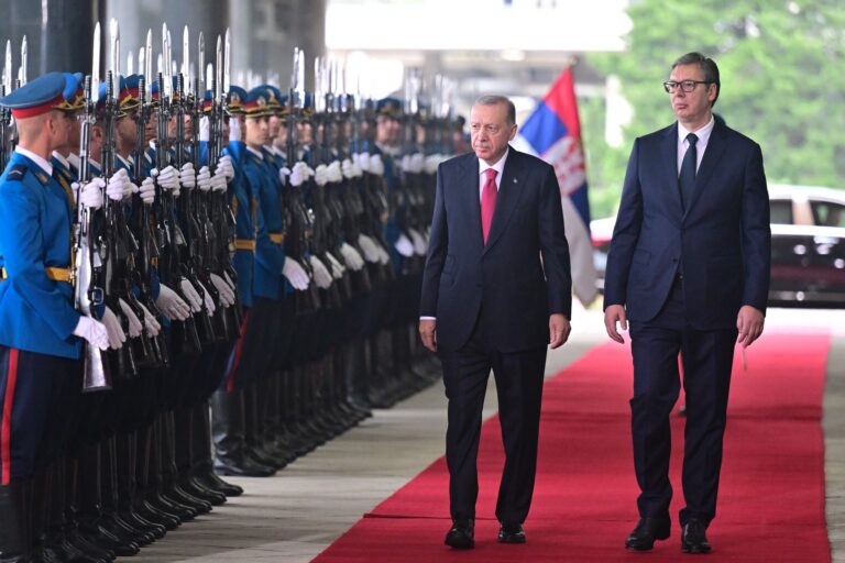 Erdogan në Serbi, Turqia do të zhvillojë industrinë e mbrojtjes me “armikun” e Kosovës