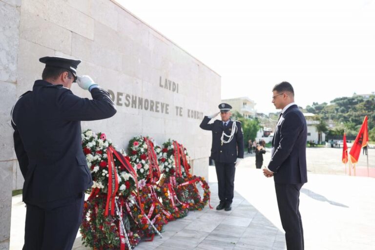 80-vjetori i Çlirimit të Vlorës, ministri Vengu: Sakrifica e dëshmorëve, themeli i të ardhmes sonë