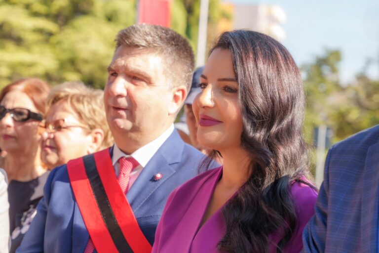 80-vjetori i çlirimit të Fierit, Belinda Balluku ndan pamje nga ceremonia