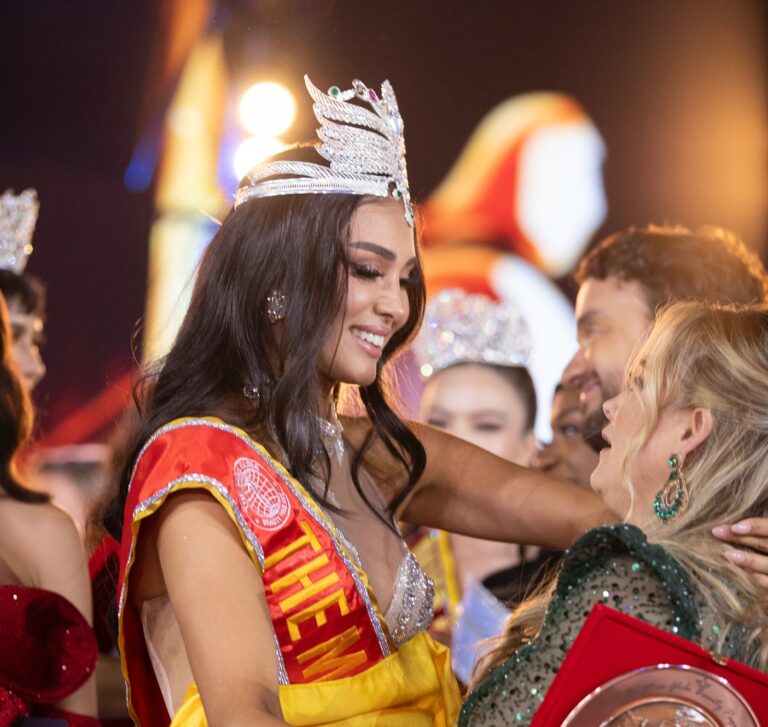 Kurorën e ”Miss Globe 2024” në Tiranë e merr 27-vjeçarja nga Kolumbia, shkruan histori