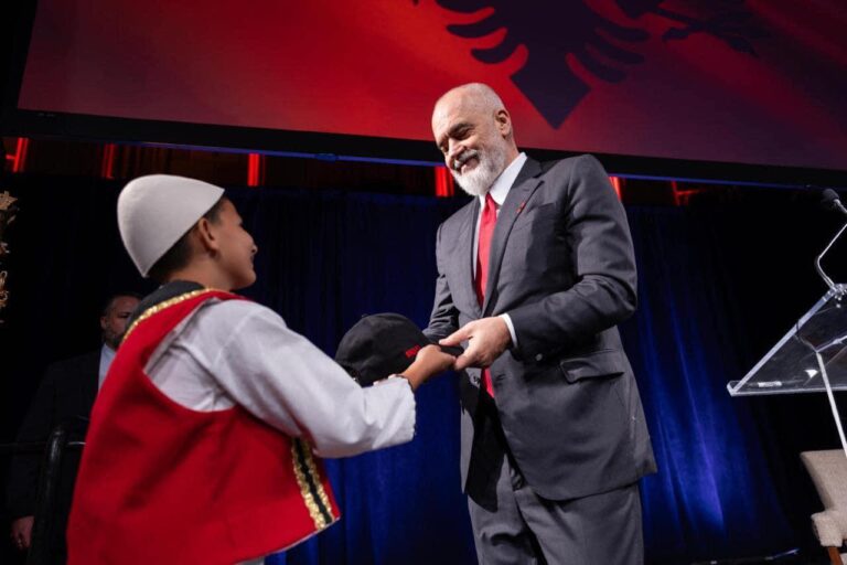 Kryeministri Edi Rama përcjell atmosferën kuq e zi të pritjes në New York