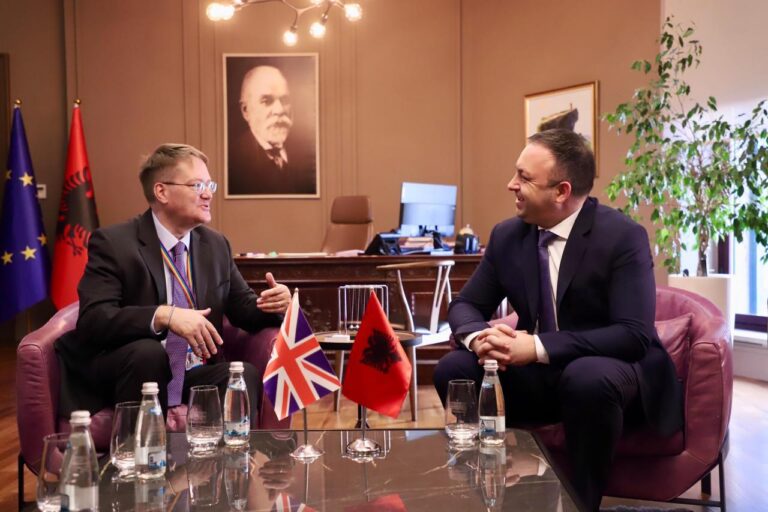 Ministri Hoxha takim me ambasadorin britanik: Vlerësojmë partneritetin e fortë