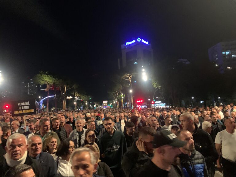 Protestuesit bllokojnë rrugën dhe ecin përmes makinave