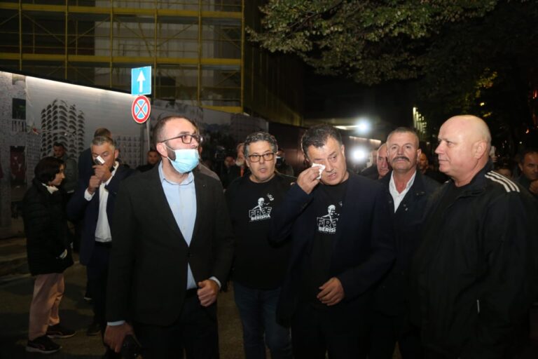 Flamur Noka ”luft@” me gazin lotsjellës tek Kuvendi, fshin lotët me fasoletë