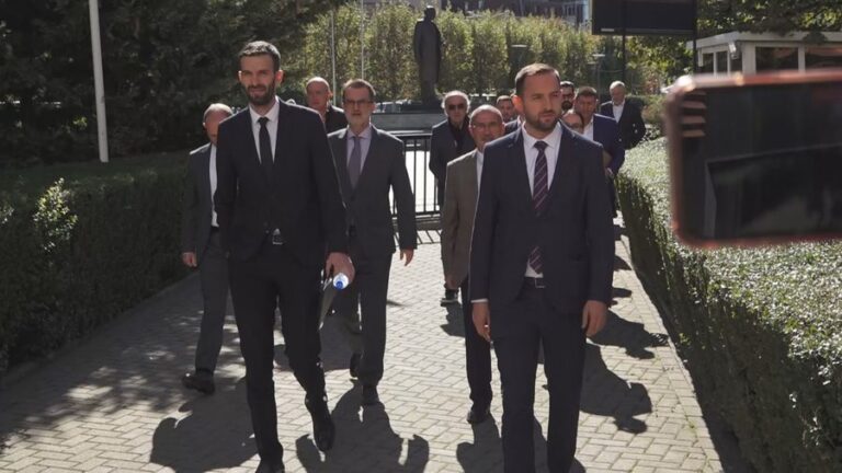 Dy deputetë braktisin Albin Kurtin