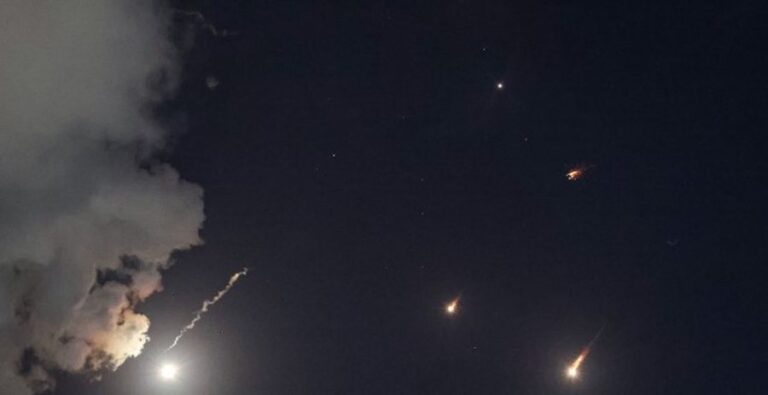 VIDEO/ Irani lëshon qindra raketa ndaj Izraelit. Ndizen sirenat e alarmit, njerëzit vrapojnë të tmerruar
