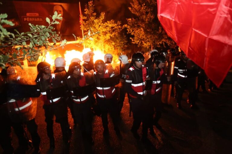 10 efektivë policie janë të plagosur. Policia thirrje protestuesve: Ndaloni sulmet!