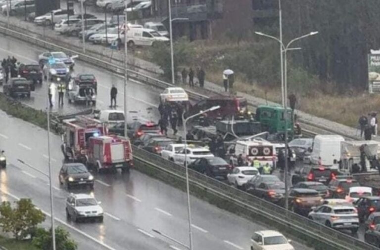 Aksident i rëndë në Prishtinë, përplasen 12 makina. Një kaos i madh me trafik