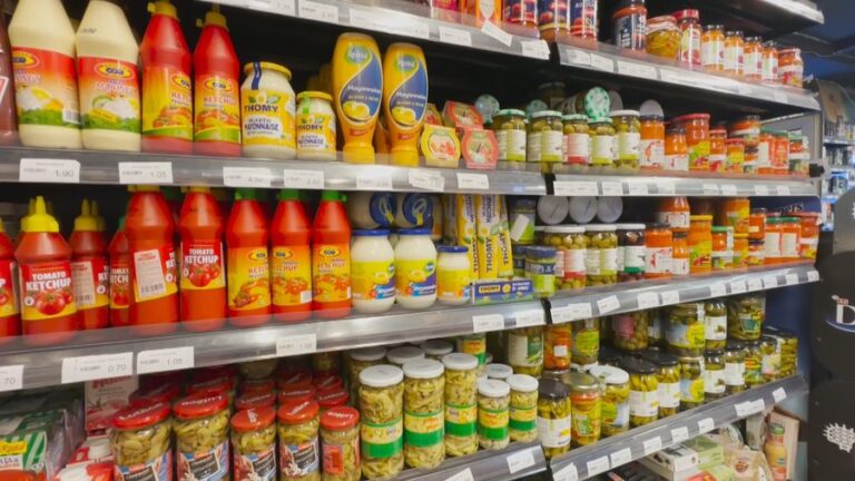 Qytetarëve iu kërkohet të bojkotojnë produktet serbe
