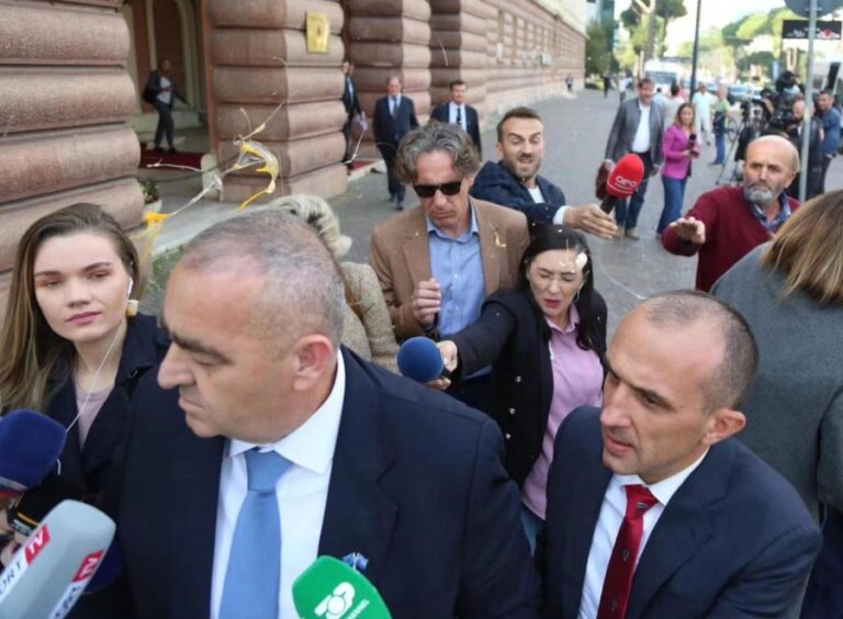 Erdhi me delegacion nga Europa në Tiranë, Fredi Beleri goditet me vezë dhe shishe kosi