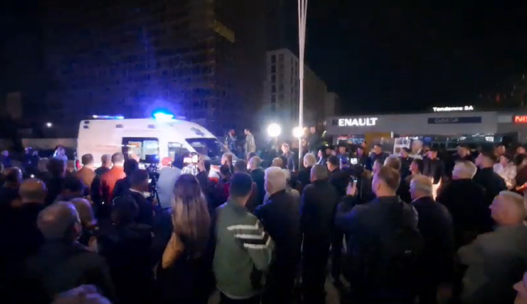 Bllokimi i rrugëve, Xhixho: Të kalojë ambulanca