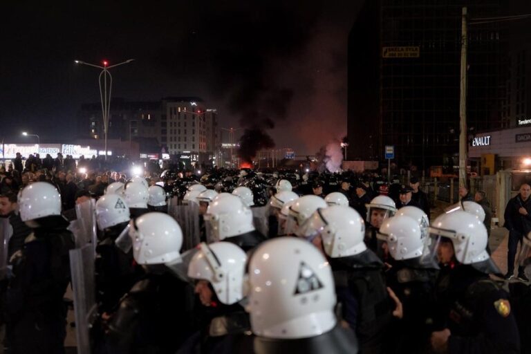 PD zbaton orarin, e mbyll bllokimin e akseve në 20:00. Pati përplasje dhe djegie gomash