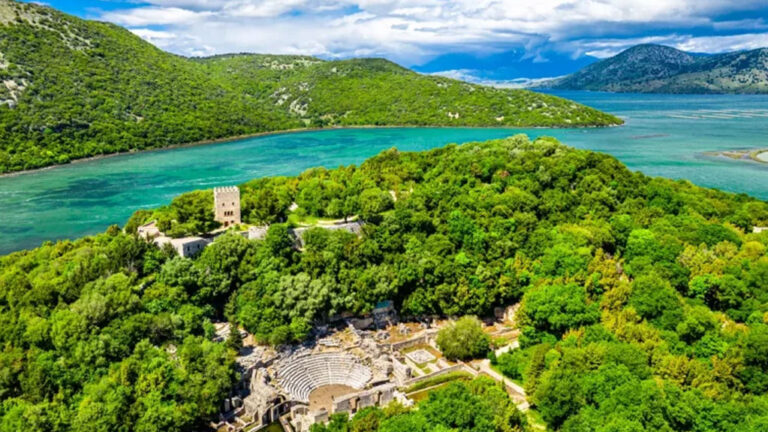 Media franceze: Pushime larg turmave. Shqipëria ndër destinacionet më të qeta të Evropës