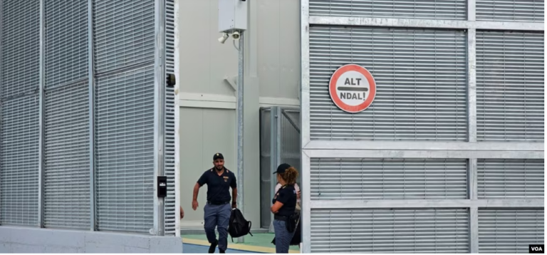 Italia dërgon grupin e parë të migrantëve drejt Shqipërisë