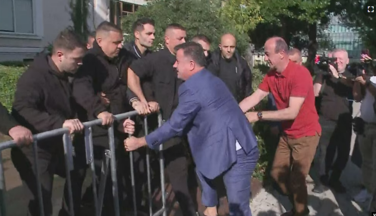 “Zëri i Amerikës”: Tensione të tjera brenda dhe jashtë sallës së parlamentit