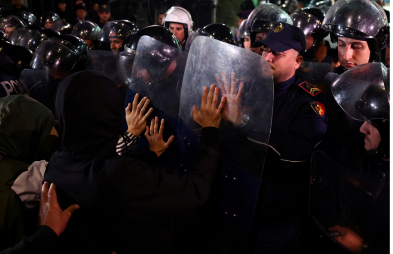Foto e javës nga protesta e opozitës