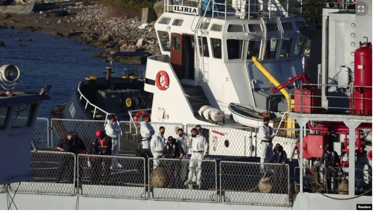Mbërriti anija e parë italiane me emigrantë në portin e Shëngjinit