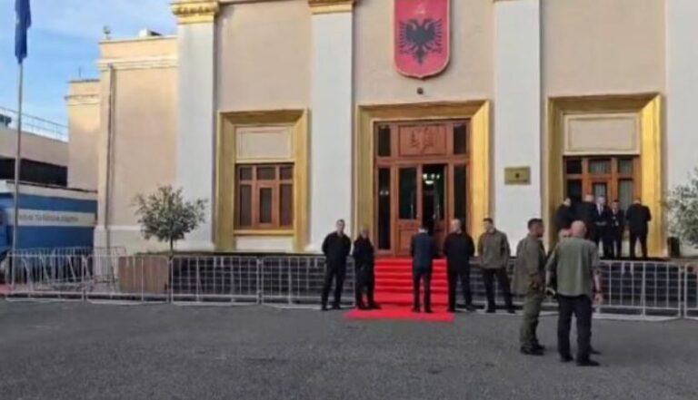Gardh metalik para hyrjes së parlamentit