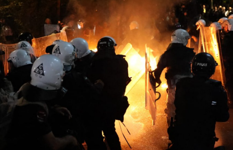 Mbyllet demonstrata e PD, 10 policë të plagosur dhe shumë institucione nën molotov