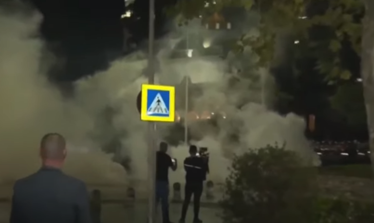 VIDEO/ Protestuesit afrohen tek Kuvendi, hidhet gaz lotsjellës me shumicë ndaj tyre dhe deputetëve