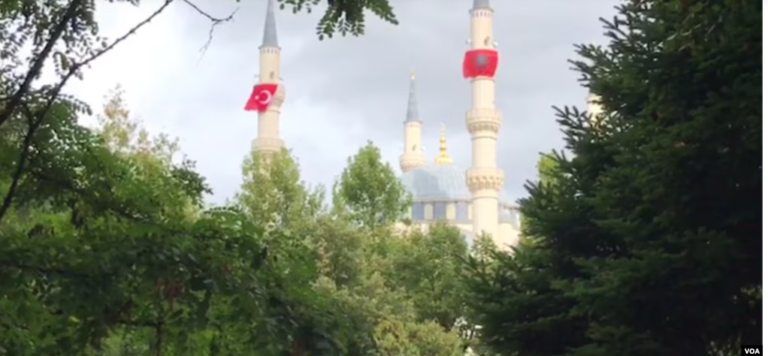 Pse kreun e Komitetit Mysliman Shqiptar nuk e pranon në Xhaminë e re, Presidenti Erdogan?!