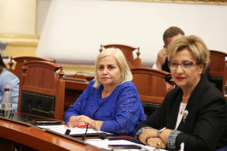 Koleget e PS-së dënojnë cenimin fizik të Ekonomit: Sulm ndaj grave që kontribuojnë dhe luftojnë për një shoqëri të drejtë