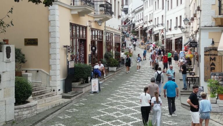 Rama: Pirro me familjen i dhurojnë Gjirokastrës, “Hotel Argjirosë”, një stoli të hotelerisë