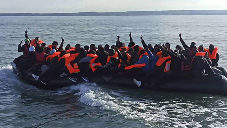 Rekord prej 973 kalimesh ilegale në La Mansh gjatë 24 orëve