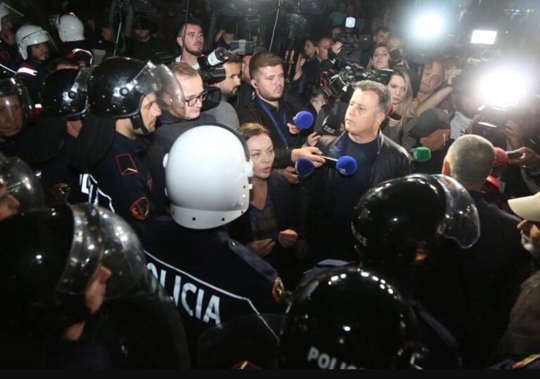 Vokshi dhe Noka përplasen me Policinë, tensione edhe në Rrogozhinë
