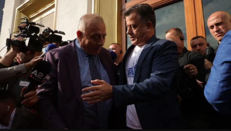 ”Gjallë ose i vdekur në Parlament”, debati i plotë i Nokës me Gjinin në derën e Kuvendit: A e di ti nga vi unë?