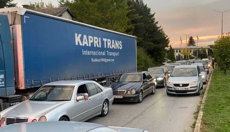 Fundjava në det, radhë të gjata në hyrje në Qafë-Thanë
