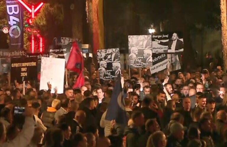 Demokratët dështojnë të godasin godinën e kryeministrisë